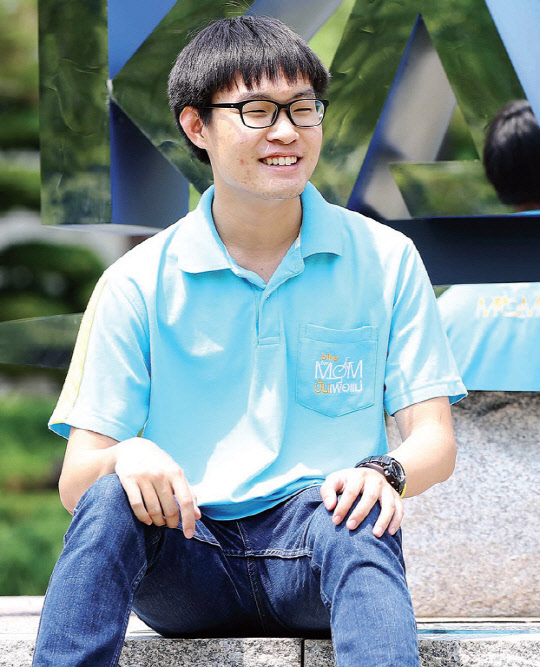 친형에 이어 지난해 가을 KAIST 학사과정에 입학한 태국 영재학교 출신인 판 시리비리야쿨 학생이 KAIST 로고 앞에서 사진을 찍고 있다.   KAIST 제공